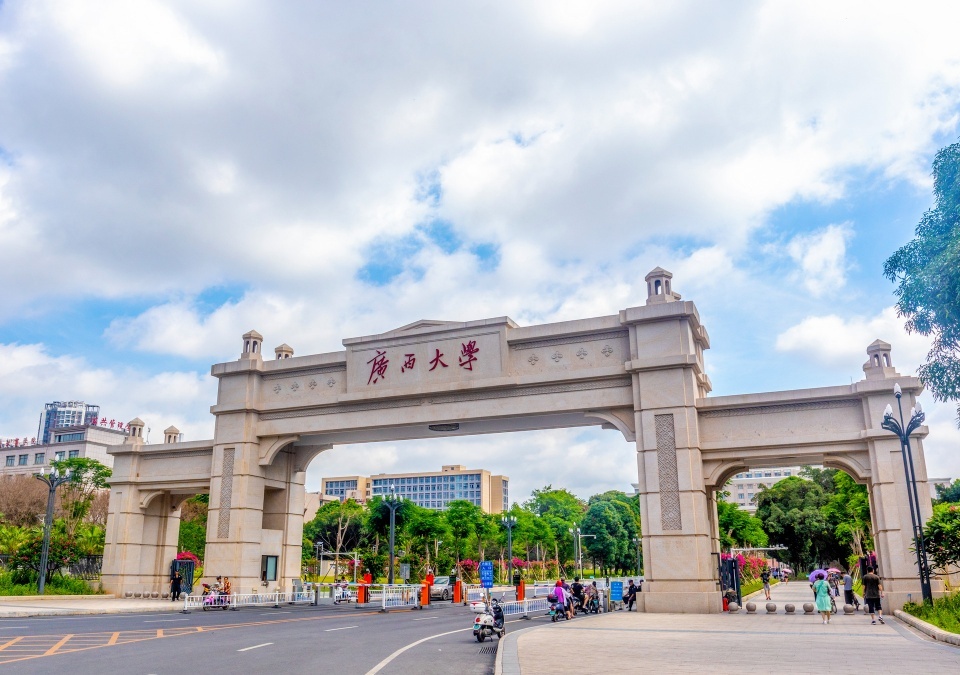 云南省考生想要进211大学，高考最低多少分？有所211只需二本分数