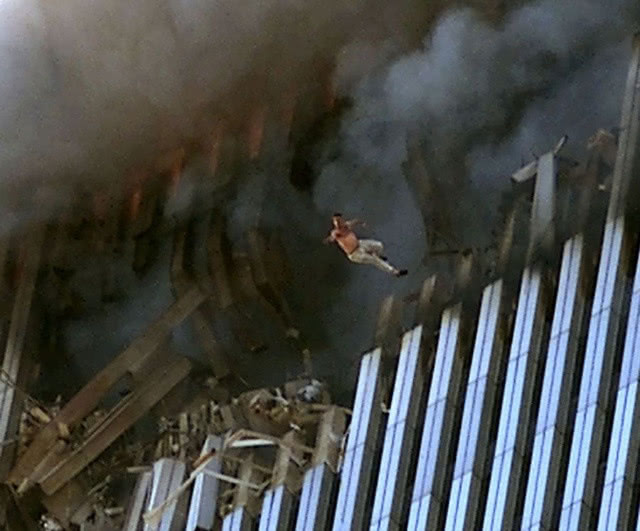 911事件最著名的照片坠楼的人他做出了最后的选择