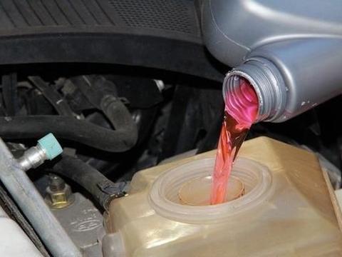 为啥防冻液还分不同的颜色？维修工：这都不懂，等着发动机报废