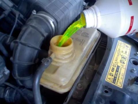 防冻液3万公里就得换？修车工：别傻了，敢这么做车得去大修了