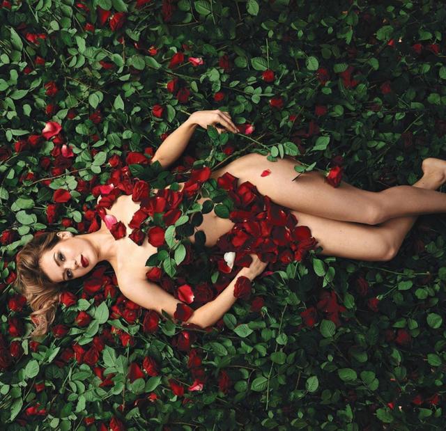 俄罗斯女子冰球运动员拍唯美身体日历,抗议收入不如男球员的现状
