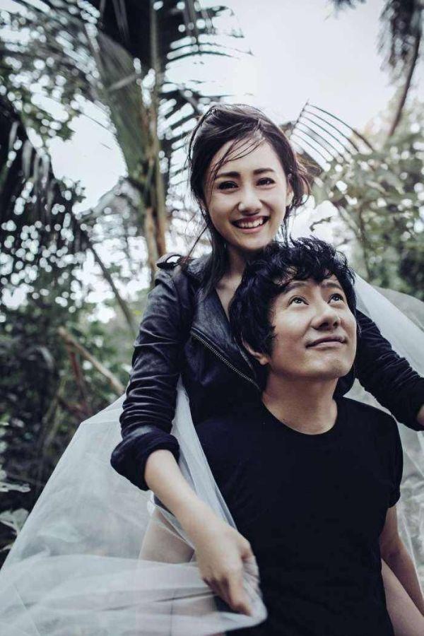 郑钧前妻近照，做单亲妈妈12年了，一个人生活，至今没有再婚