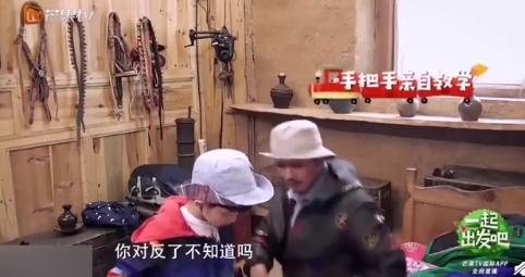 杨烁对儿子凶过头了，这是第一次在小孩脸上看到隐忍：哭都要憋着