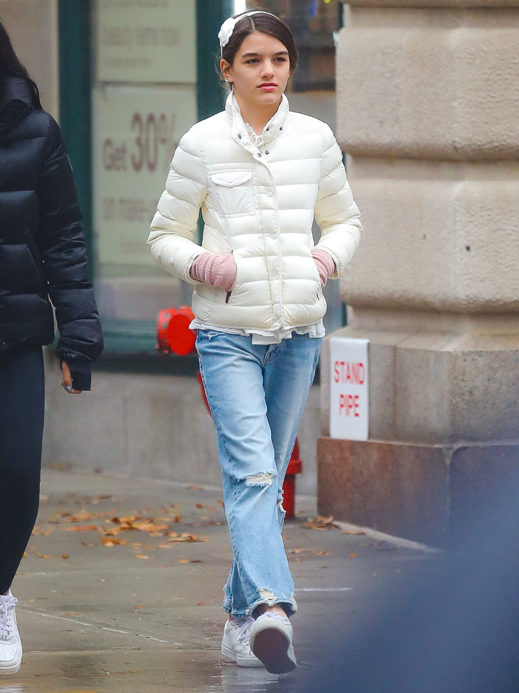 漂亮！“阿汤哥”13岁女儿苏瑞·克鲁斯现身街头，三公主颜值逆天
