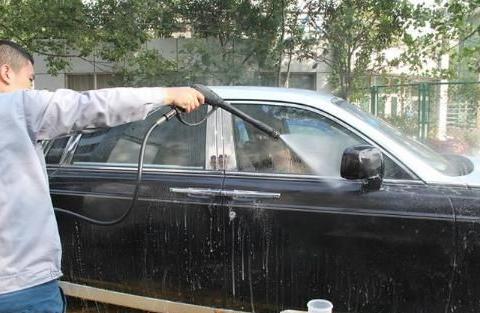 洗车时，这3个位置再脏也不能用水冲，洗不干净还伤车