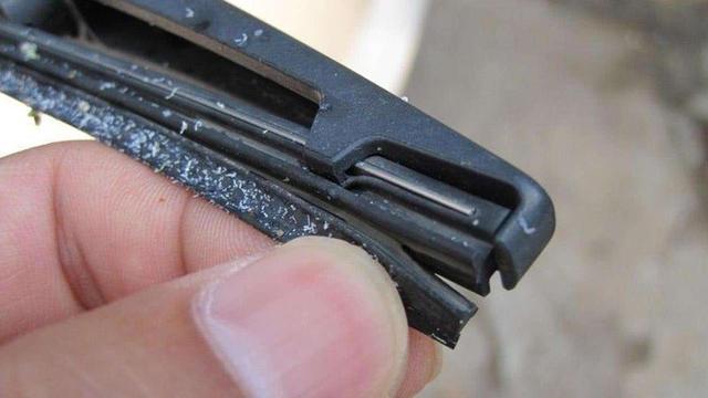 雨刮器总是有异响还有纹路？教你一招，视线马上清晰且无刮痕