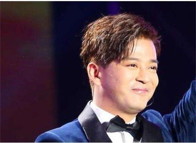 他曾是四小天王与谢霆锋齐名，也是张柏芝公开男友，如今过成这样