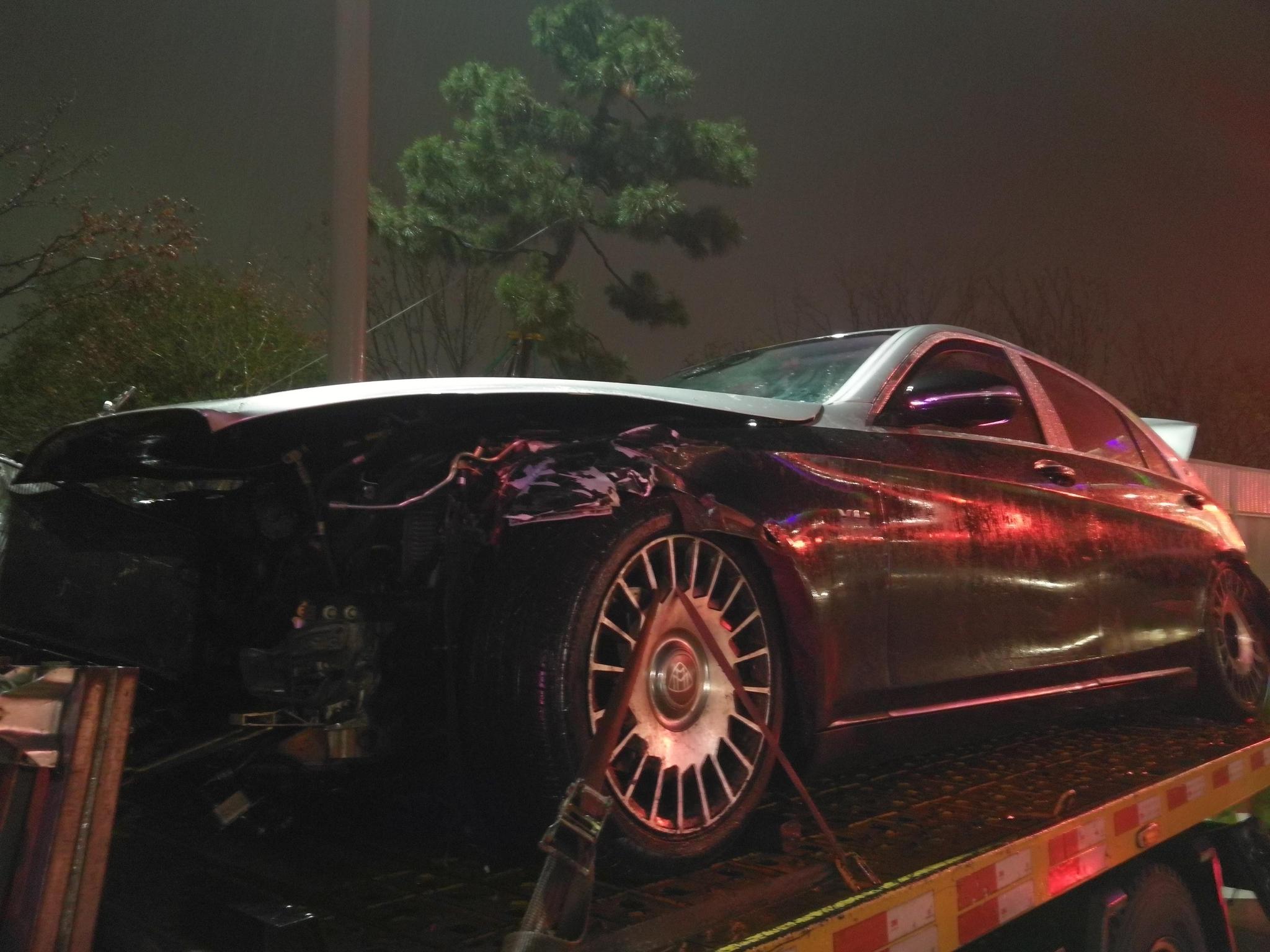 二百万迈巴赫雨天高速上撞报废 驾驶员却因这个动作毫发无损