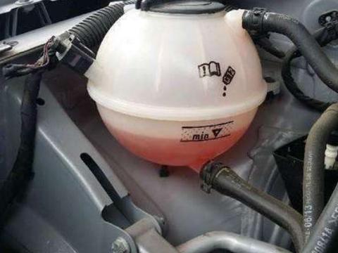 原车防冻液能用多久？修车师傅：记好这个数，别等爆缸再后悔！