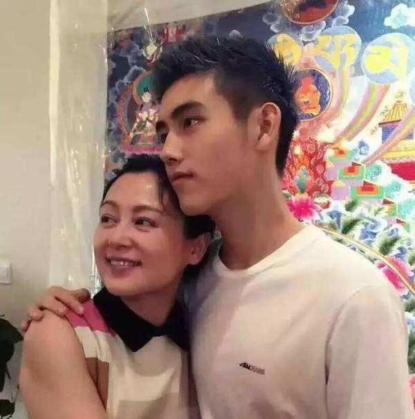陈凯歌没娶错，她51岁还风韵犹存，儿子祝妈生快