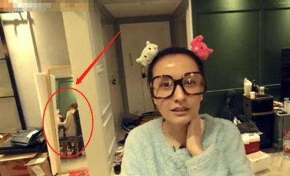 吴昕半夜拍视频，都关注36岁的素颜模样，没人发现被镜子曝光的人