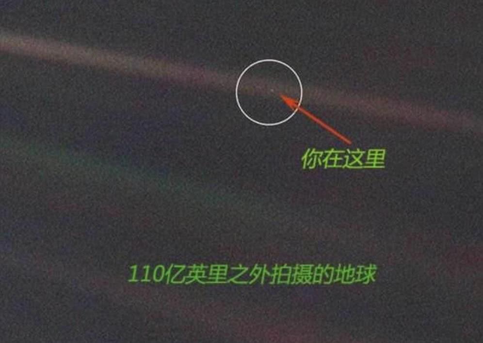 一张全黑的照片为何震撼了无数人？用放大镜才能看到其中的玄机