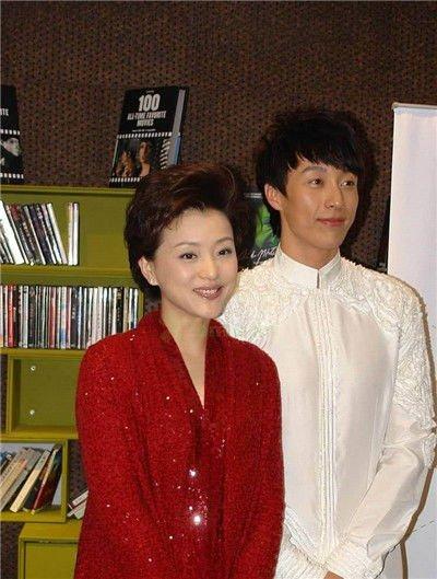 50岁杨澜家人近照，22岁儿子完美继承妈妈颜值，女儿很像老爸