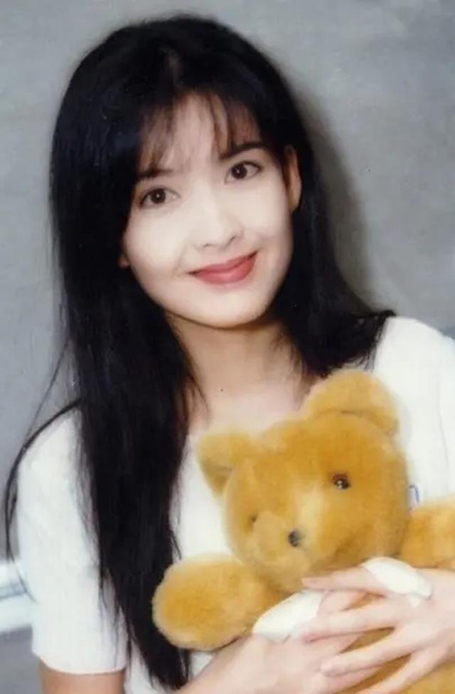 周慧敏与55岁老公罕见秀恩爱，倪震颜值高似小伙，与女神太般配