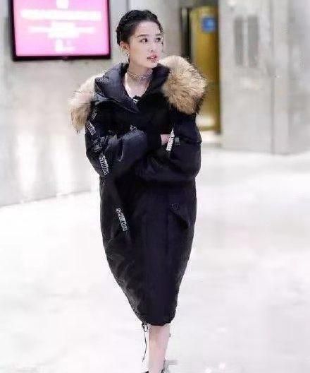 29岁李沁真是越来越潮了，羽绒服配露趾凉鞋真会穿，真不冷吗？