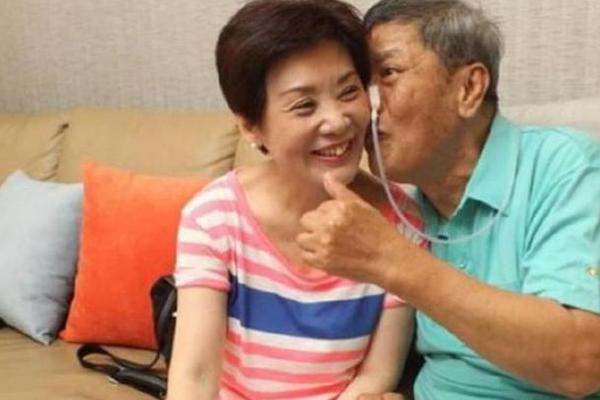 因春晚一夜爆红，喝醉摔成智障后遭妻子抛弃，被情人照顾22年