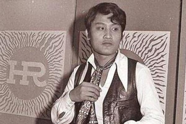 因春晚一夜爆红，喝醉摔成智障后遭妻子抛弃，被情人照顾22年