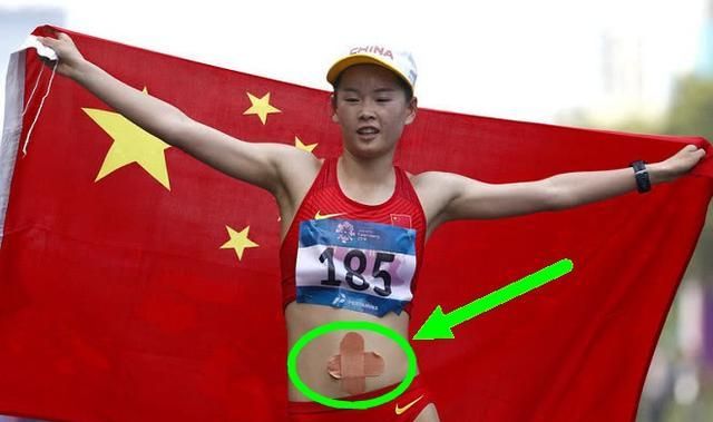 中国最美竞走女神！比赛时为何肚脐总有块“卫生巾”