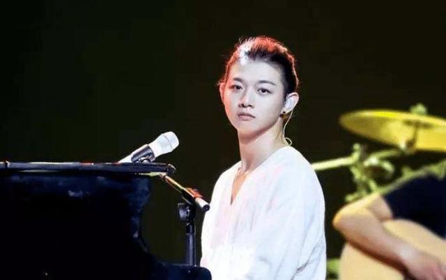 她生下霍尊被火风抛弃，陪伴儿子28年未再婚，今儿子爆红太孝顺