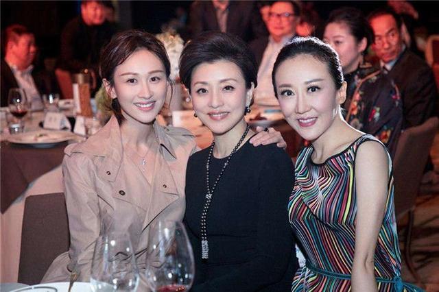 50岁杨澜家人近照，22岁儿子完美继承妈妈颜值，女儿很像老爸