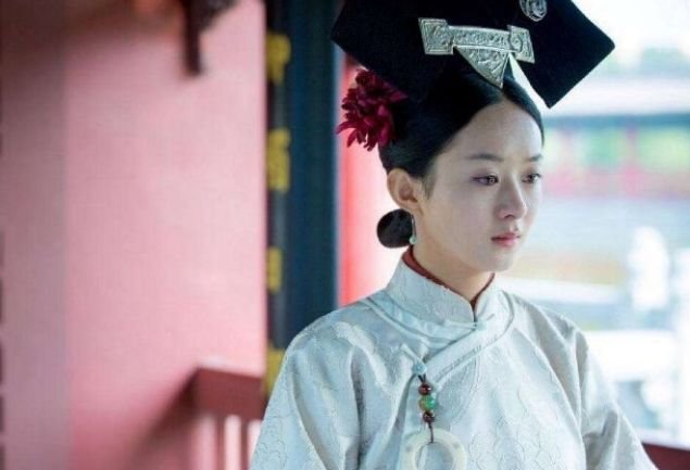 她生下了一个女儿，但在24天后不幸去世，皇帝把女儿烧死