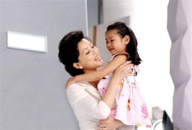 50岁杨澜家人近照，22岁儿子完美继承妈妈颜值，女儿很像老爸