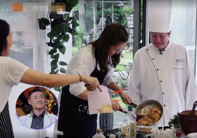 李娜为姜山学习炒菜，有谁注意一旁杨千嬅的举动？网友：太做作