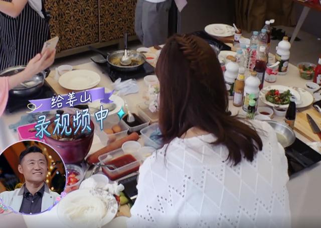 李娜为姜山学习炒菜，有谁注意一旁杨千嬅的举动？网友：太做作