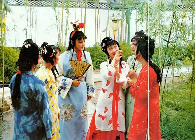 87版红楼梦剧组重聚，贾宝玉王熙凤久违同框，只是世上再无林妹妹