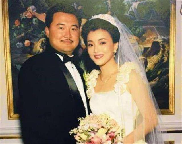 50岁杨澜家人近照，22岁儿子完美继承妈妈颜值，女儿很像老爸