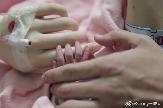 萧亚轩第一任男友王阳明官宣当爸爸，妻子素颜不输萧亚轩