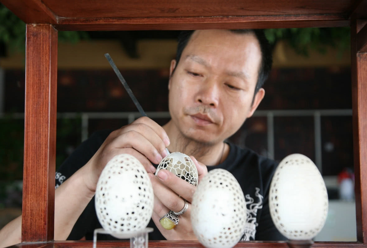 男子痴迷蛋雕十五年，堪称鬼斧神工，这稀罕物引人出高价