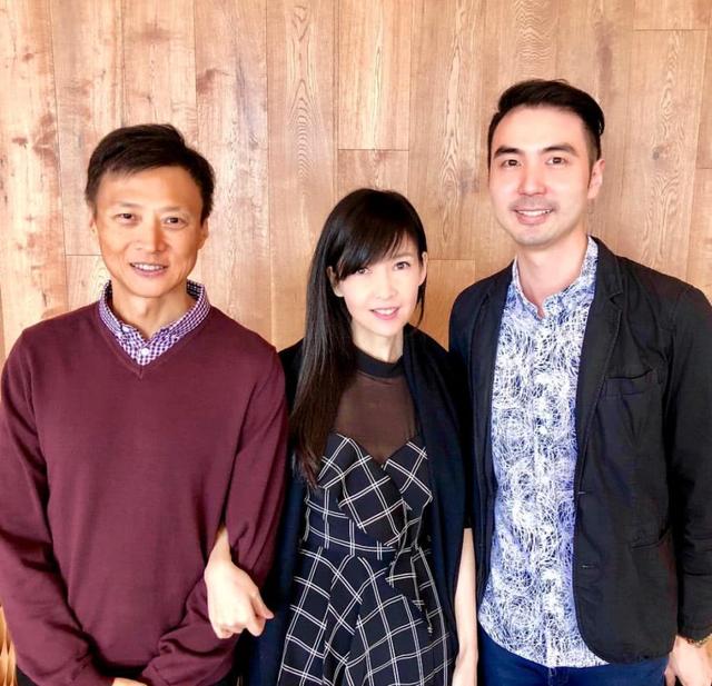周慧敏与55岁老公罕见秀恩爱，倪震颜值高似小伙，与女神太般配