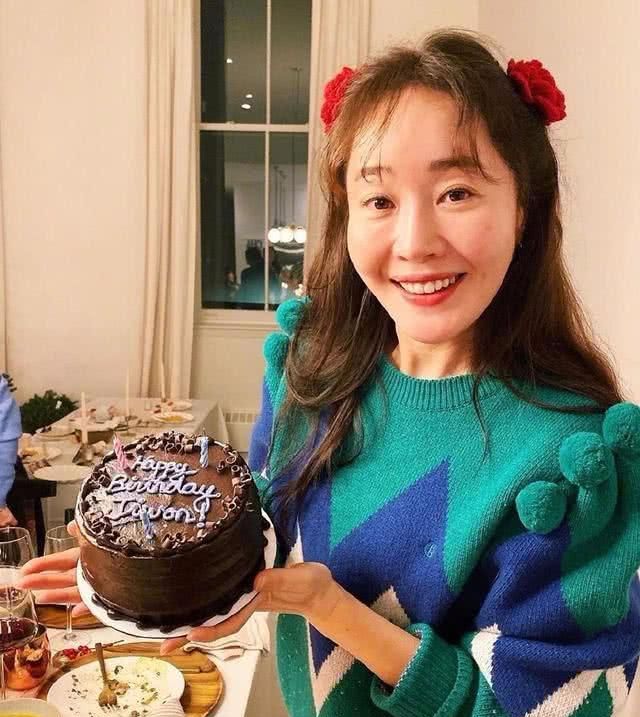 孔孝真参加严智苑家庭派对，戴蝴蝶头饰笑容洋溢圣诞氛围满满
