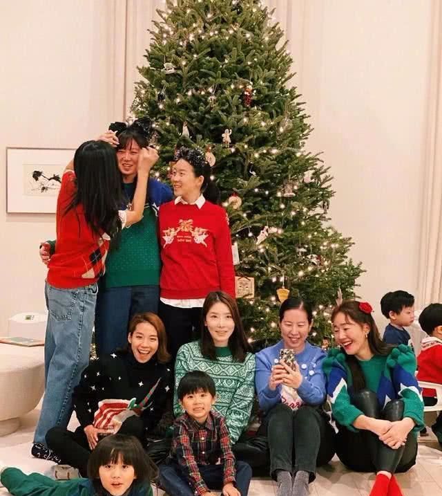 孔孝真参加严智苑家庭派对，戴蝴蝶头饰笑容洋溢圣诞氛围满满