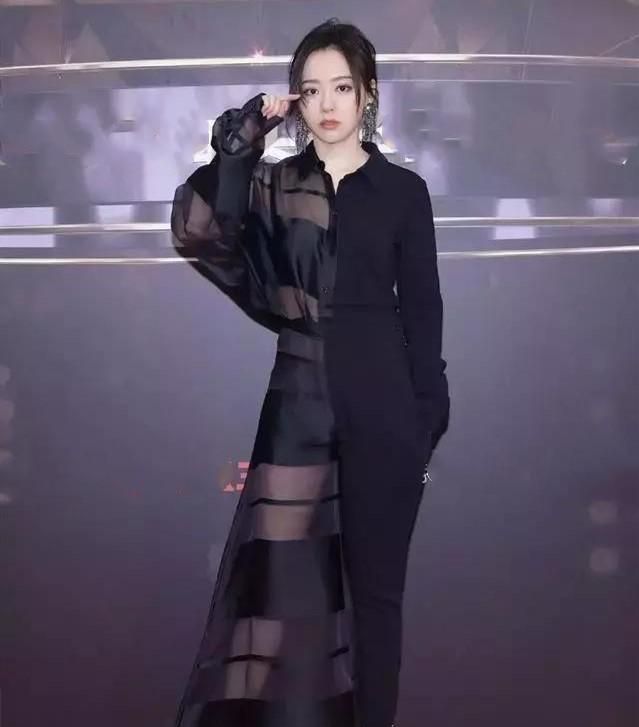 她红过李宇春，却被爸爸嫌弃、妈妈“控制”