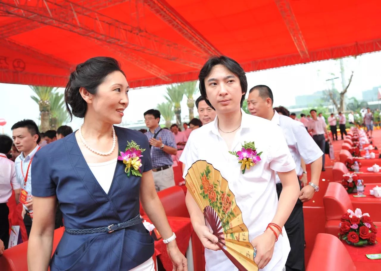 王健林不帮儿子还钱？王思聪：没事儿，我还有妈