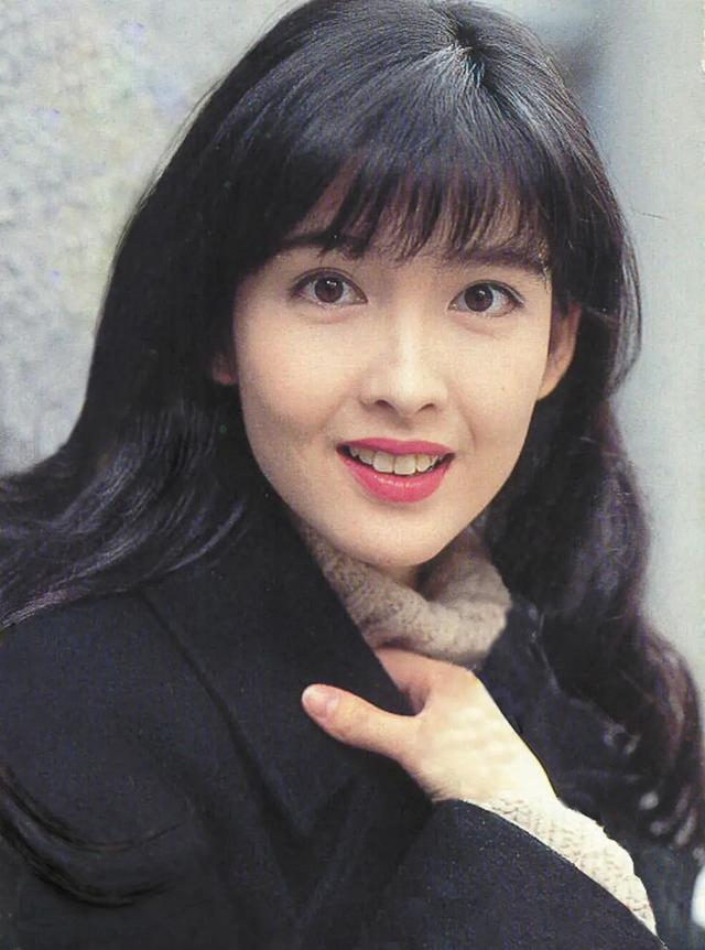 周慧敏与55岁老公罕见秀恩爱，倪震颜值高似小伙，与女神太般配