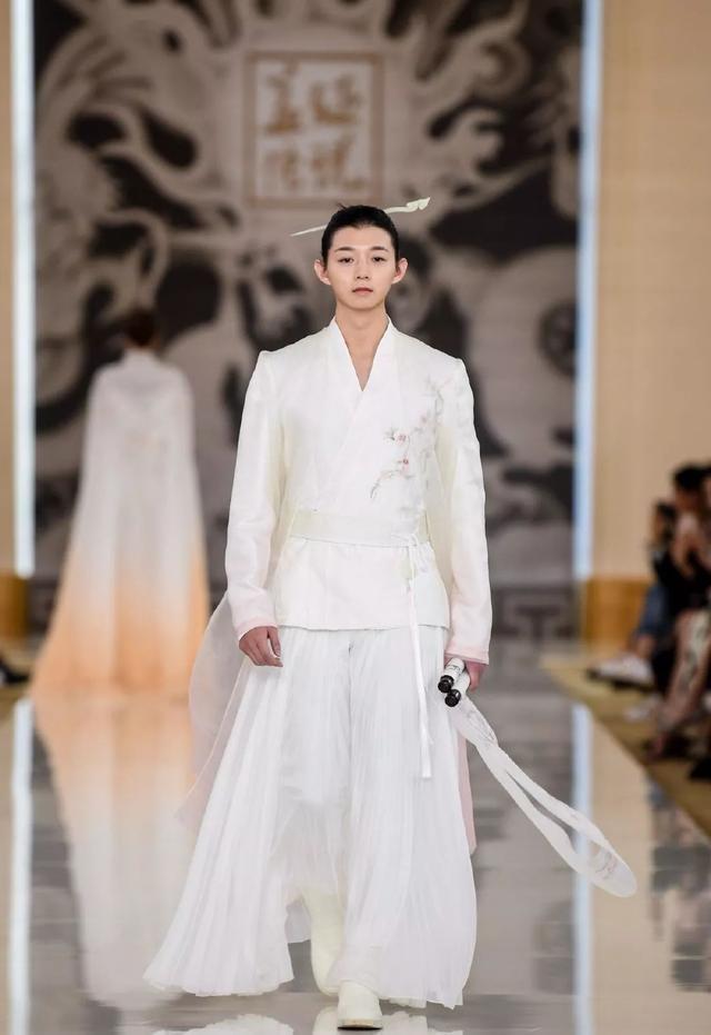 她生下霍尊被火风抛弃，陪伴儿子28年未再婚，今儿子爆红太孝顺