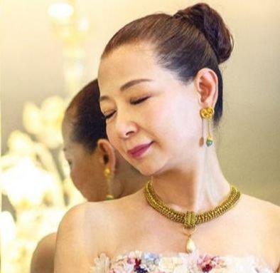 她生下霍尊被火风抛弃，陪伴儿子28年未再婚，今儿子爆红太孝顺