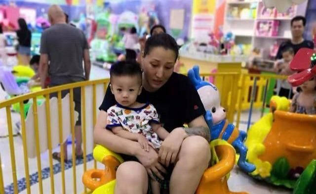她是女排女神，“私密”部位纹身曾引发网络热议，如今甜美可人