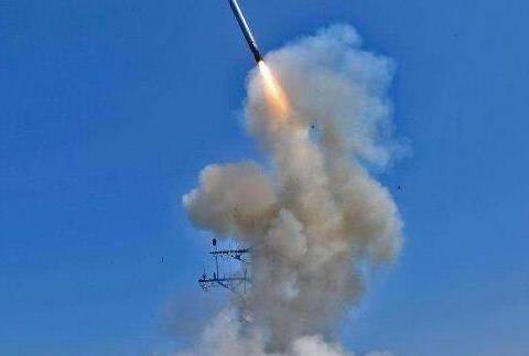 还是出手了，美国特种部队拦截伊朗导弹船：释放信号明显