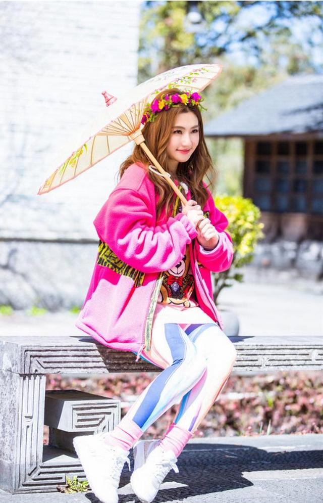 Selina任家萱晒与家人合影画面温馨 漂亮妹妹抢镜十足