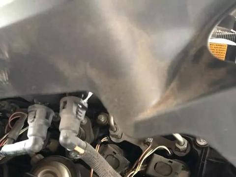 修车温馨师傅提示：不管你开什么车，这个孔记得要及时清理！