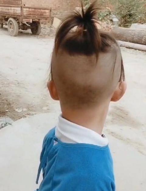 前面看像女孩后面看像男孩新手爸妈给娃剪头发型辣眼睛