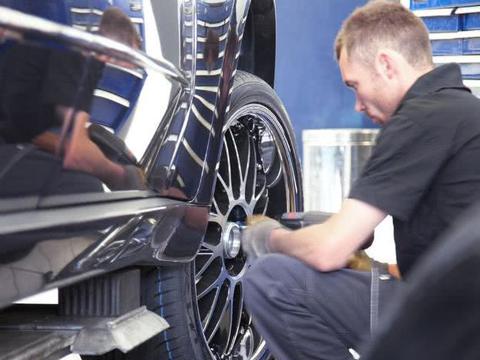 给小轿车换轮胎时，一定要四个一起换吗？看看汽修工是怎么说的