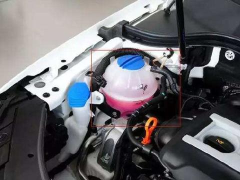 3万公里换防冻液是“扯淡”？维修工：这样换就等发动机大修吧！