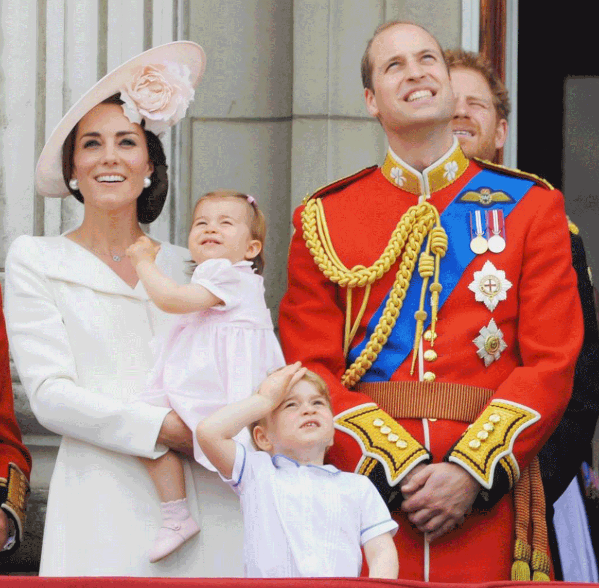 凯特王妃母亲对女王行“屈膝礼”，动作标准，难怪女儿如此优雅！_伊丽莎白