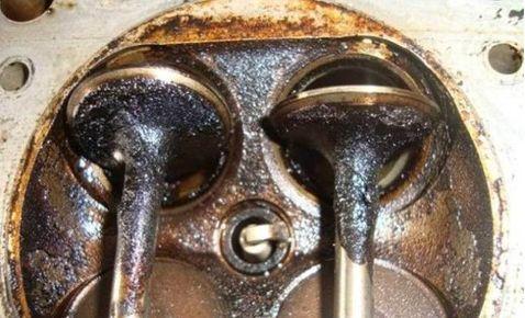 汽车发动机清理积碳，为什么不宜直接拆卸？汽修工告诉你答案