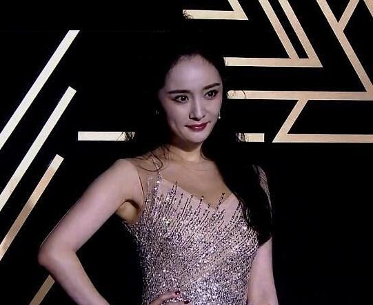 星光大赏女星生图：杨幂造型被嘲太土气，赵丽颖只露半张脸还假笑